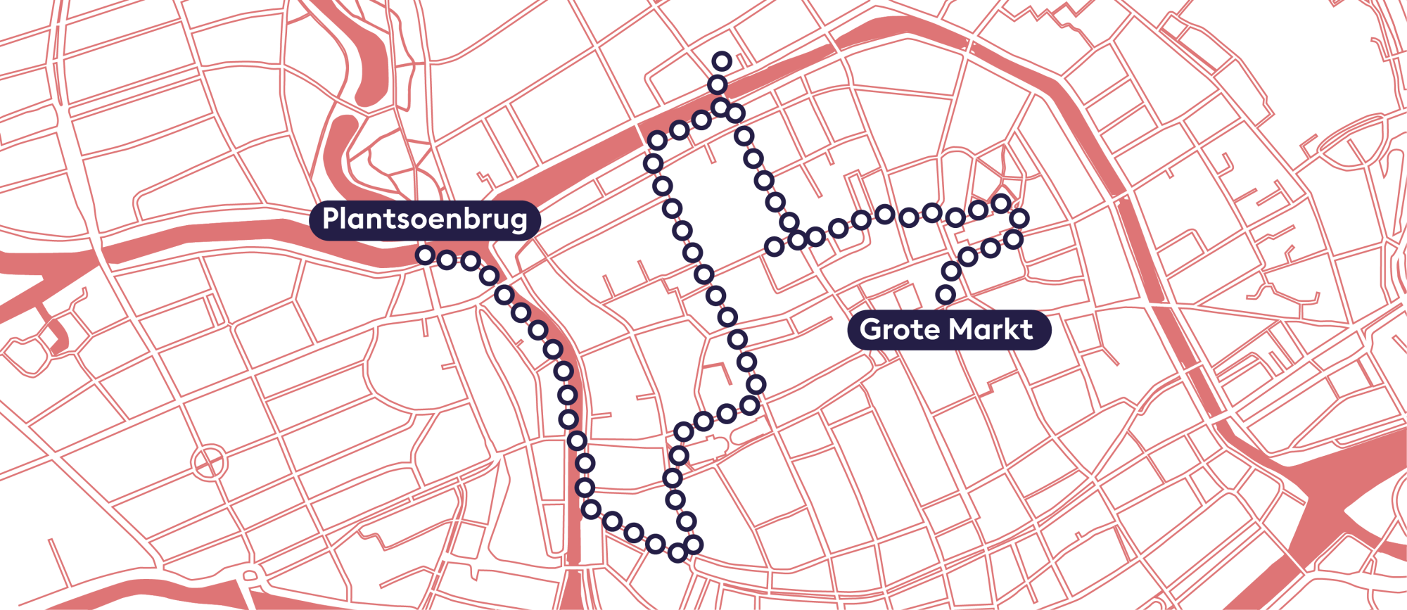 Een plattegrond van het stadscentrum met daarop de route van de stadswandeling 'Slavernijverleden Groningen' afgebeeld in de vorm van een stippellijn. Het begin en eindpunt zijn aangegeven met hun naam in tekst: Plantsoenburg als het startpunt en De Grote Markt als het eindpunt.